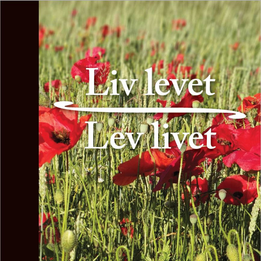 Bogforside med teksten Liv levet - lev livet. Baggrund røde valmuer i grønt græs